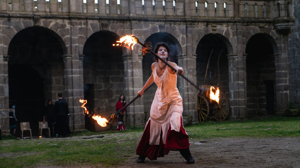 jonglerie_feu_adulte_cour_formation_apprentissage_spectacle-de-feu_bolas_flow-art_alsace_bas-rhin_grand-est_bolas_staff_danse-de-feu_compagnie_libellune_lutzelhouse_bas-rhin_spectacle-de-feu