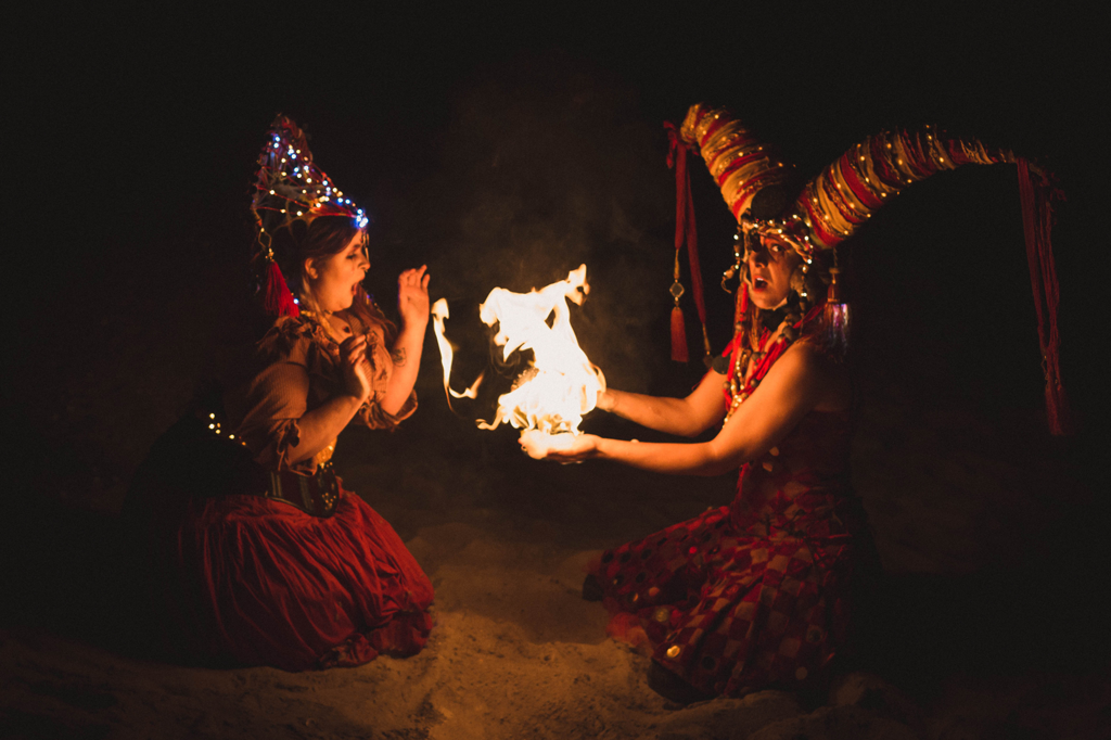 jonglerie_feu_adulte_cour_formation_apprentissage_spectacle-de-feu_bolas_flow-art_alsace_bas-rhin_grand-est_bolas_staff_danse-de-feu_compagnie_libellune_lutzelhouse_bas-rhin_spectacle-de-feu_fire-eating_fire-touch_cabaret_burlesque_effeuillage